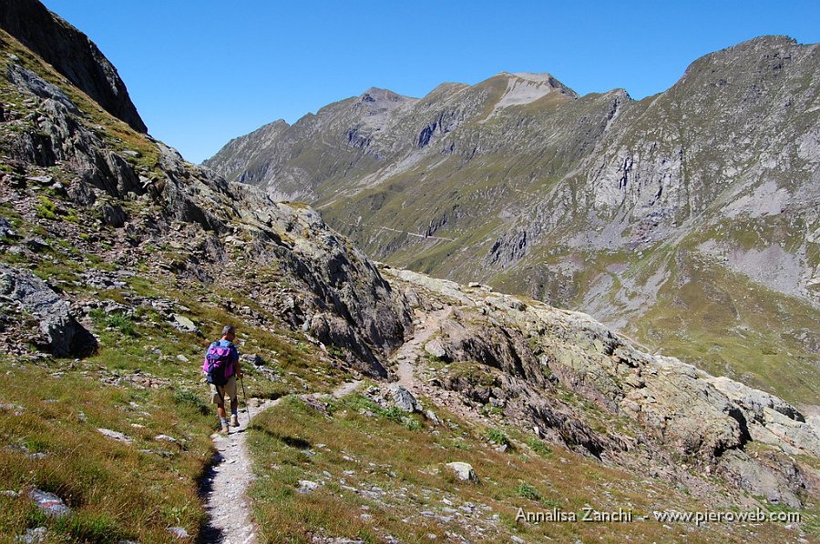 27 Dal passo Selletta si scende al lago del Diavolo.JPG